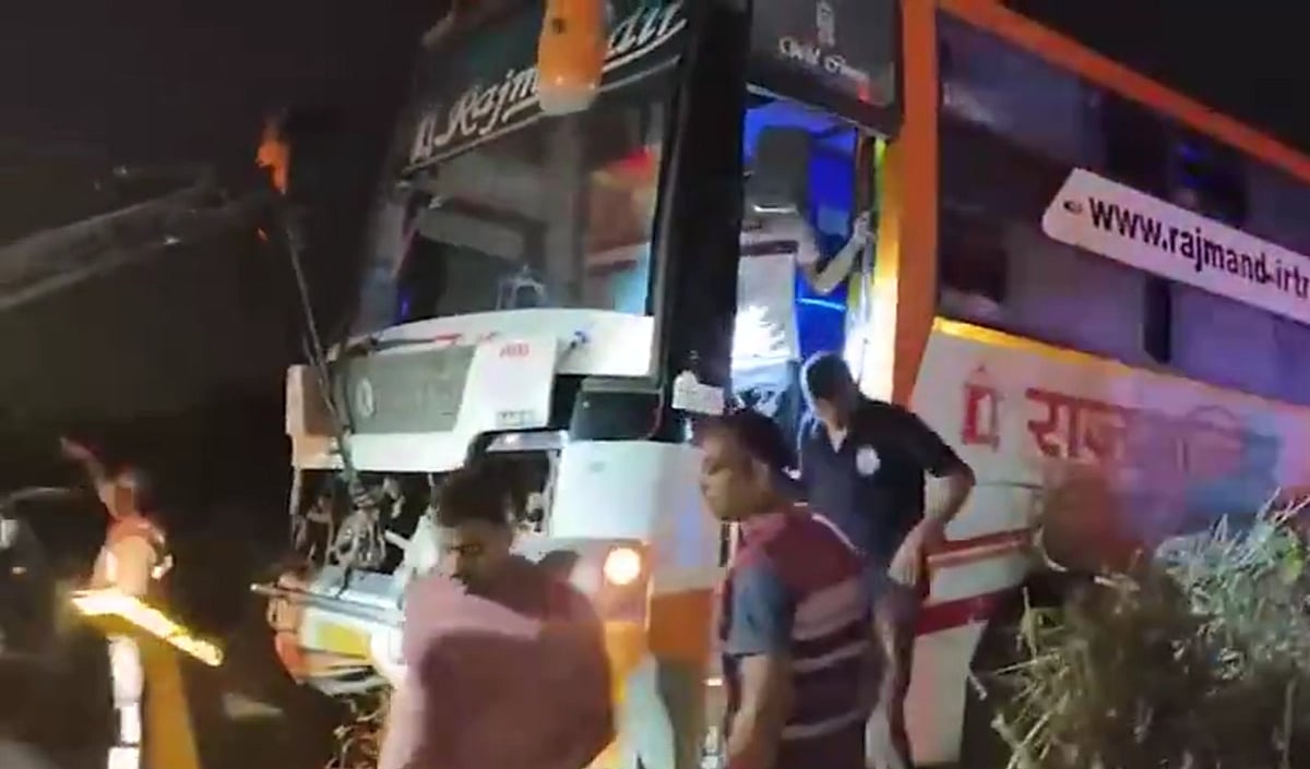 ANI : bus truck collision in Ahmedabad-Vadodara Expressway in Gujarat